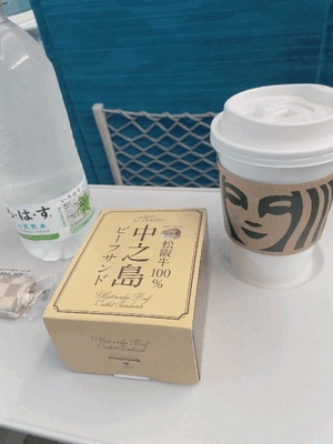 旅のお供はビーフサンドとコーヒー