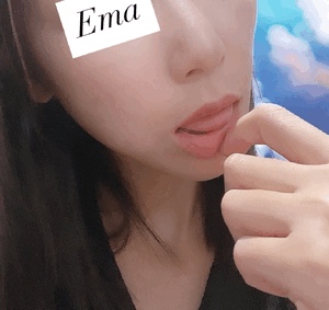 止まらないエマの濡れ穴💦